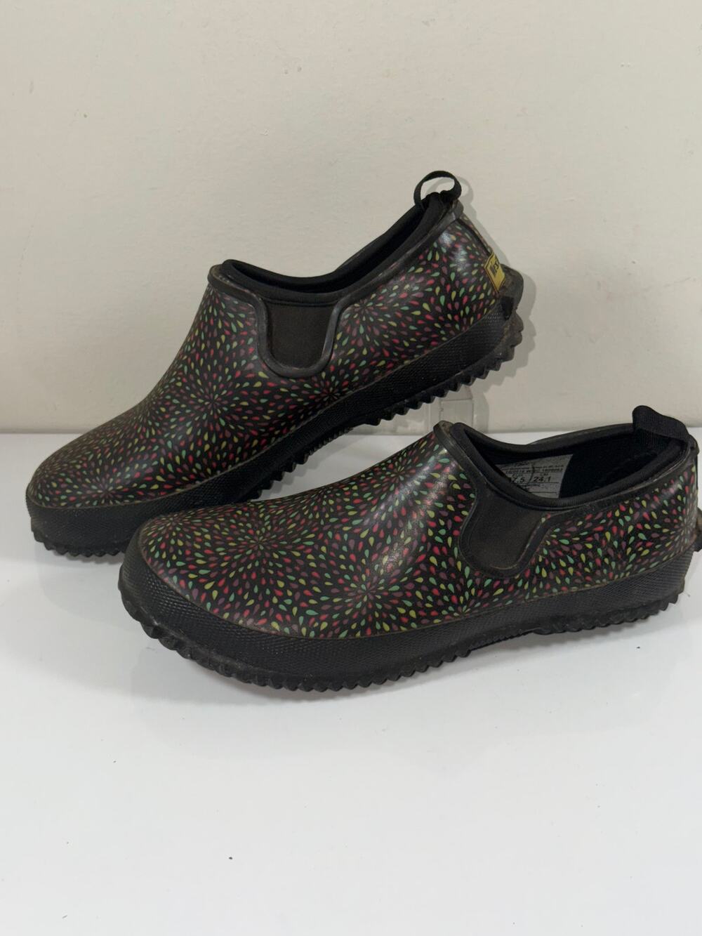 Western Chief Raindrop Burst Garden Rain Shoe, Black/Green/Red, Women's 7